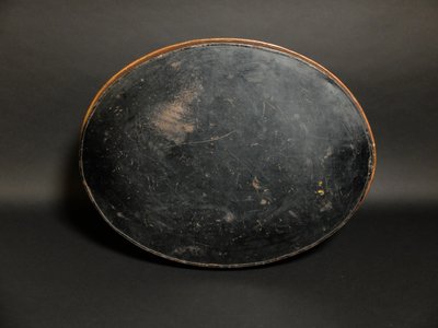 Platte aus bemaltem Blech mit chinesischem Dekor