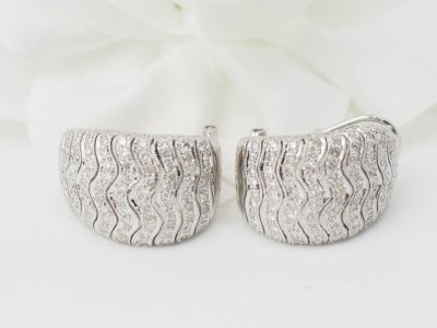 Orecchini in oro bianco e pavé di diamanti