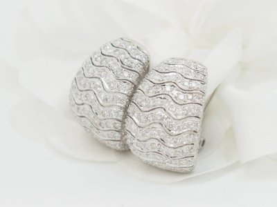 Orecchini in oro bianco e pavé di diamanti