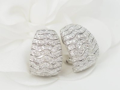Orecchini in oro bianco e pavé di diamanti