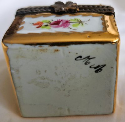 Jolie Boîte à pilules de collection en porcelaine peinte à la main ancienne avec 3 flacons début 20e