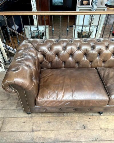 Divano chesterfield in pelle color taupe