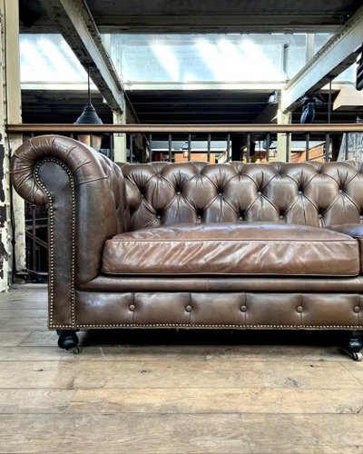 Divano chesterfield in pelle color taupe