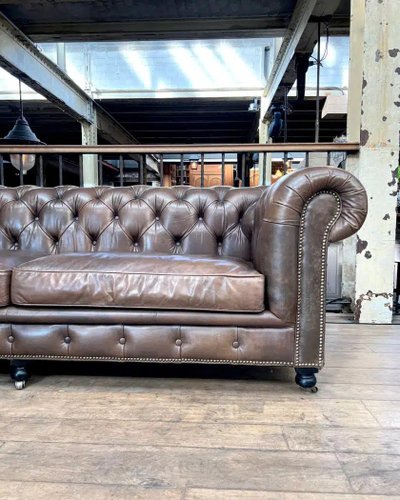 Divano chesterfield in pelle color taupe