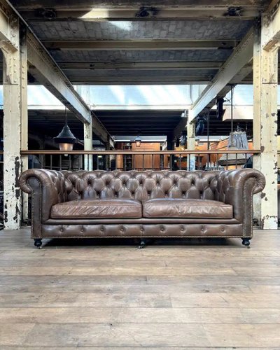 Divano chesterfield in pelle color taupe