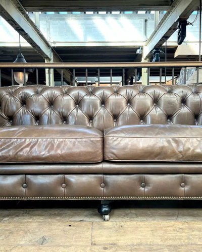 Divano chesterfield in pelle color taupe