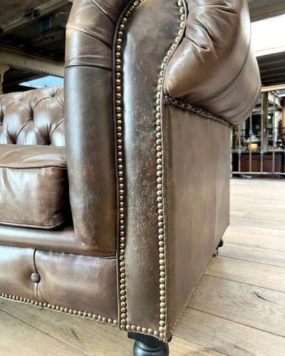 Divano chesterfield in pelle color taupe