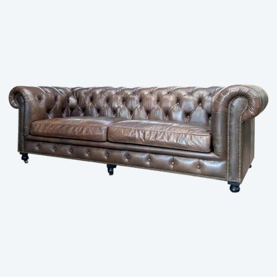 Divano chesterfield in pelle color taupe