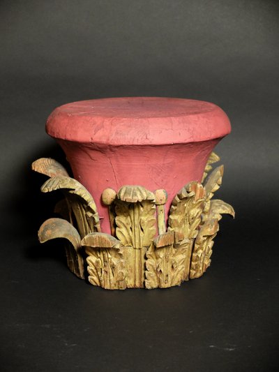 Chapiteau en bois sculpté