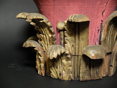 Chapiteau en bois sculpté
