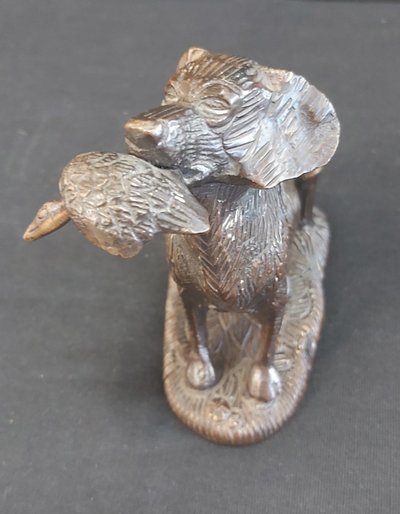 Statua in bronzo di un cane che riporta la selvaggina al suo padrone