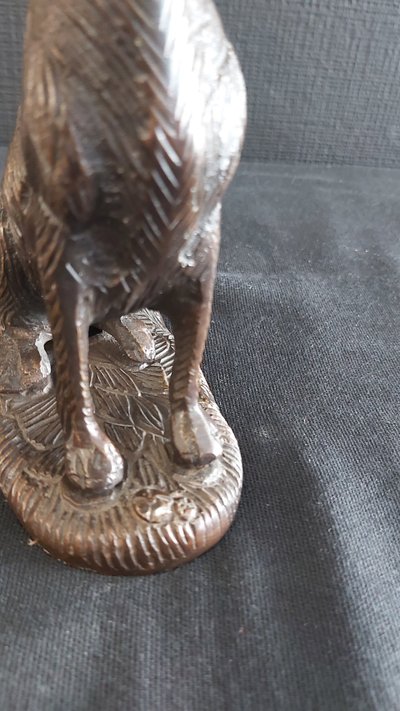 Statua in bronzo di un cane che riporta la selvaggina al suo padrone