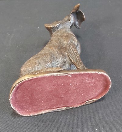 Statua in bronzo di un cane che riporta la selvaggina al suo padrone