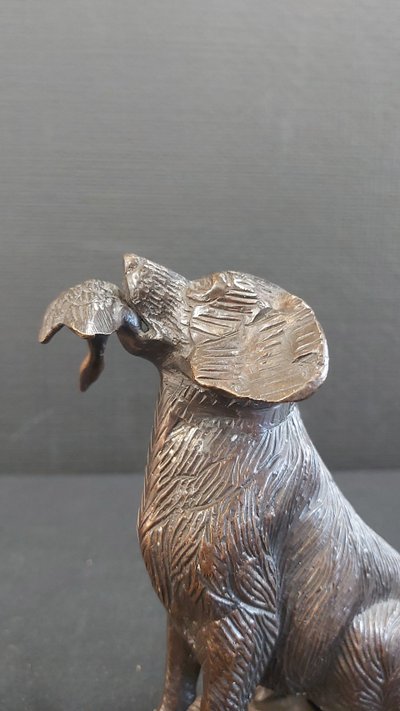 Statua in bronzo di un cane che riporta la selvaggina al suo padrone