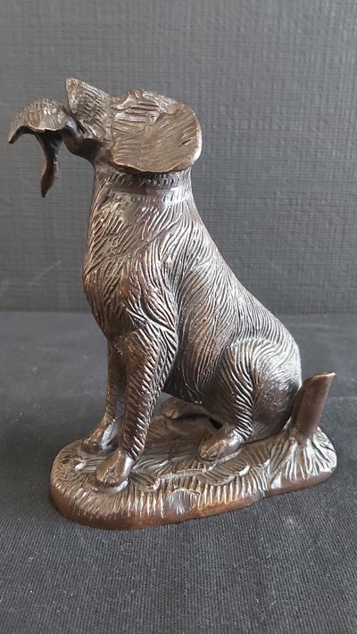 Statua in bronzo di un cane che riporta la selvaggina al suo padrone