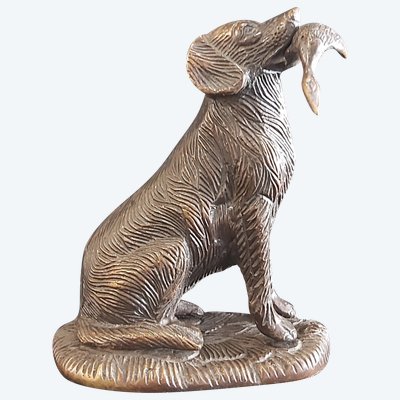 Statua in bronzo di un cane che riporta la selvaggina al suo padrone