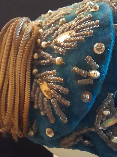 Cuffia di velluto blu ricamata con perle