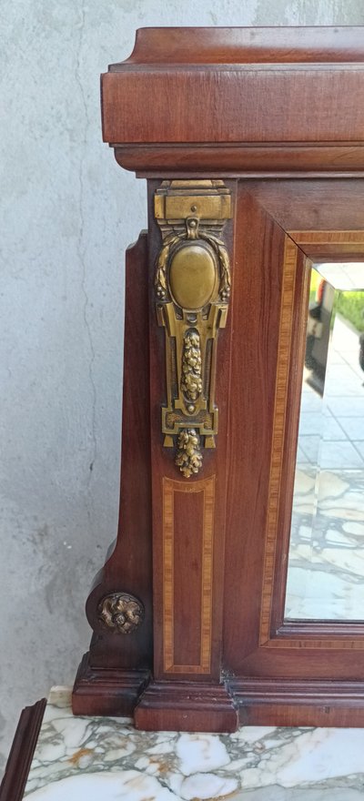 Credenza Luigi XVI impiallacciata in mogano con intarsi in legno pregiato