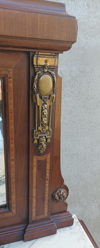 Credenza Luigi XVI impiallacciata in mogano con intarsi in legno pregiato