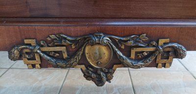 Credenza Luigi XVI impiallacciata in mogano con intarsi in legno pregiato