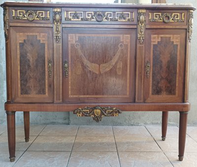 Credenza Luigi XVI impiallacciata in mogano con intarsi in legno pregiato