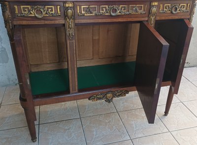 Credenza Luigi XVI impiallacciata in mogano con intarsi in legno pregiato