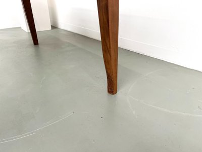 Bureau en noyer massif, années 50 aux pieds fuseaux