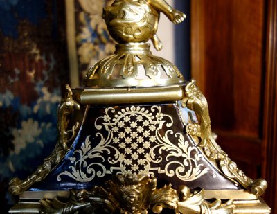 Großes geigenförmiges Wandkartell aus Boulle-Marketerie, Saint Martin in Paris