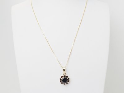 Collier pendentif marguerite en or jaune et grenats
