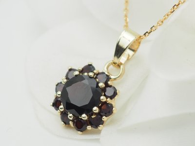 Collier pendentif marguerite en or jaune et grenats