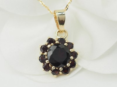 Collier pendentif marguerite en or jaune et grenats