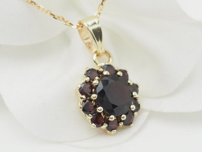Collier pendentif marguerite en or jaune et grenats