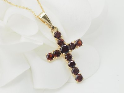 Collier pendentif croix en or jaune et grenats 