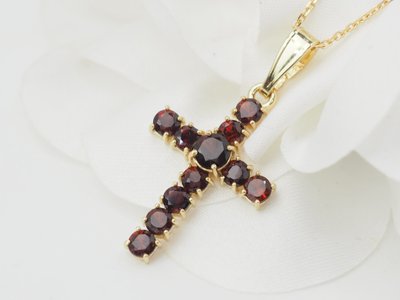 Collier pendentif croix en or jaune et grenats 