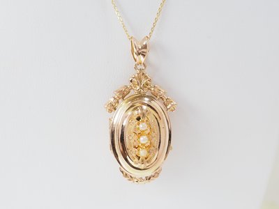 Collier pendentif cassolette en or jaune et perles fines