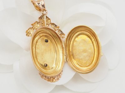 Collier pendentif cassolette en or jaune et perles fines