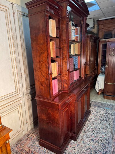Grande bibliothèque en acajou moucheté 19 eme siècle 