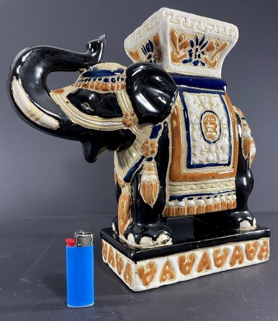 Vietnam, Milieu Du XXème Siècle, Sellette Miniature En Grès à Représentation D’un éléphant.