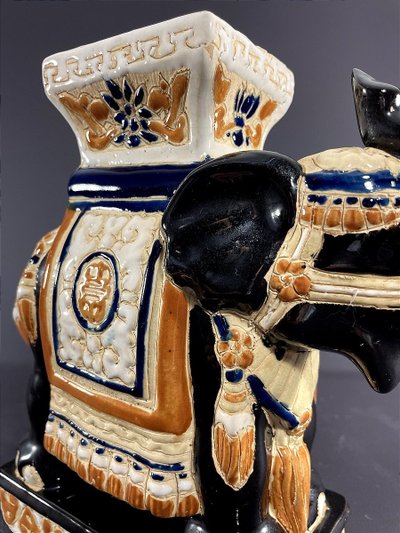 Vietnam, Milieu Du XXème Siècle, Sellette Miniature En Grès à Représentation D’un éléphant.