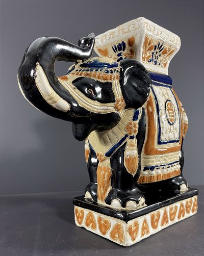 Vietnam, Milieu Du XXème Siècle, Sellette Miniature En Grès à Représentation D’un éléphant.