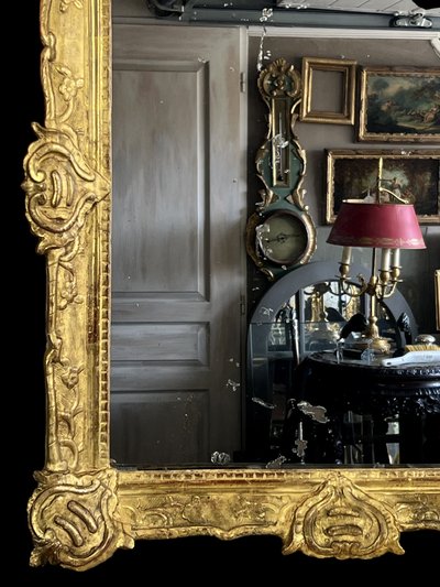 LARGE XVIIIth CENTURY MIRROR IN GOLDEN SCULPTURED AND STUQUED WOOD WITH MERCURY ICE