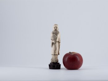 Okimono in Elfenbein. China, 19. Jahrhundert