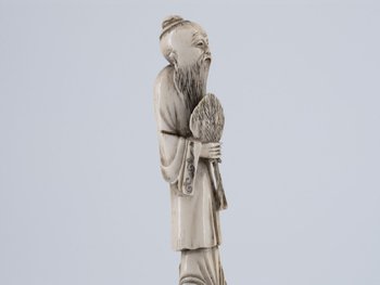 Okimono in Elfenbein. China, 19. Jahrhundert