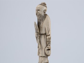 Okimono in Elfenbein. China, 19. Jahrhundert