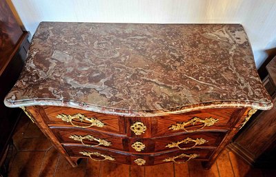 Petite Commode Galbée Toutes Faces époque Louis XV