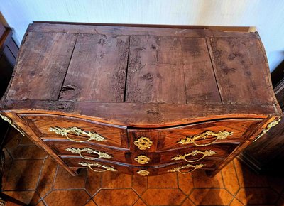 Petite Commode Galbée Toutes Faces époque Louis XV