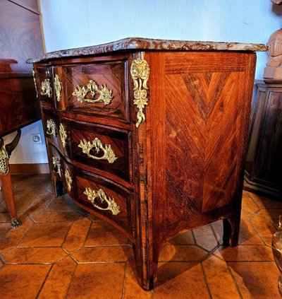 Petite Commode Galbée Toutes Faces époque Louis XV