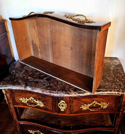 Petite Commode Galbée Toutes Faces époque Louis XV