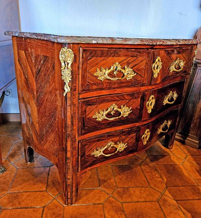 Petite Commode Galbée Toutes Faces époque Louis XV