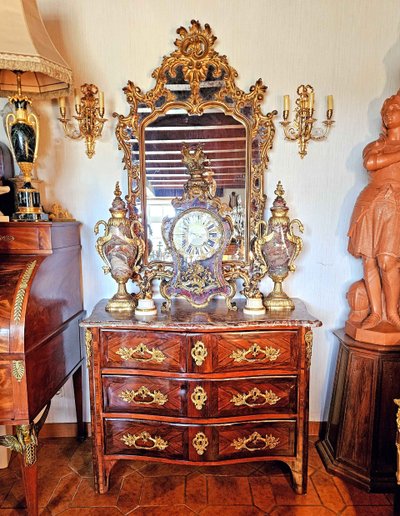 Petite Commode Galbée Toutes Faces époque Louis XV